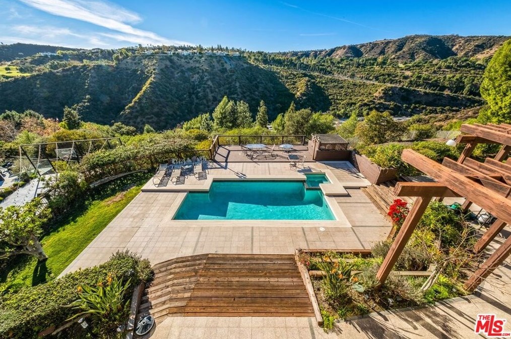 2289 Stratford Cir, Los Angeles CA  90077-1316 exterior