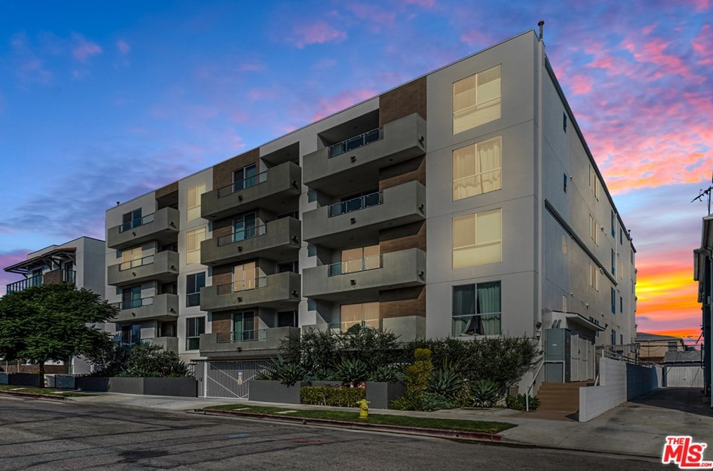 118 Kings Rd, Los Angeles CA  90048-2625 exterior