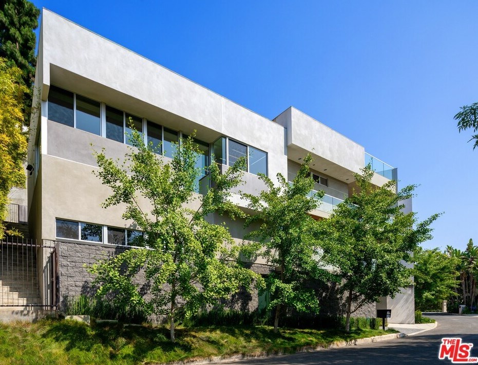 3274 Knoll Dr, Los Angeles CA  90068-1524 exterior