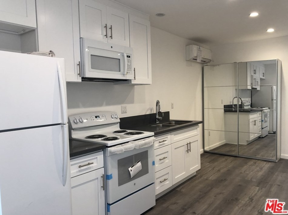 1740 Preuss Rd, Los Angeles CA  90035-4312 exterior