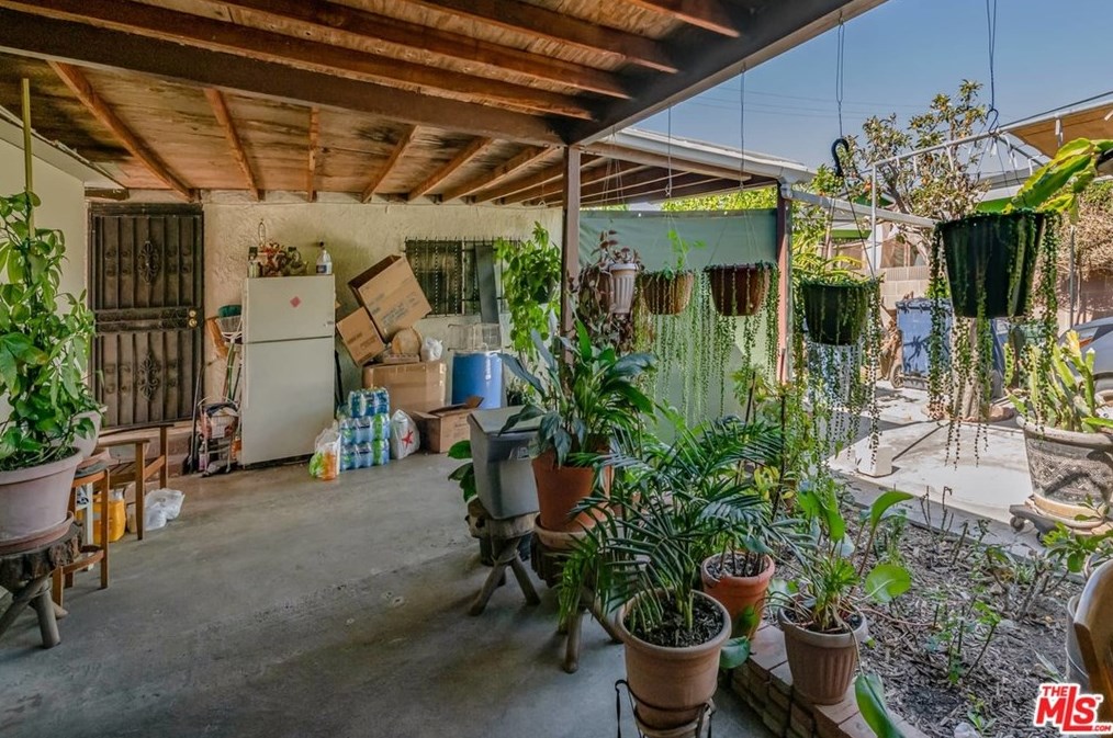 8818 Bandera St, Los Angeles CA  90002-1416 exterior