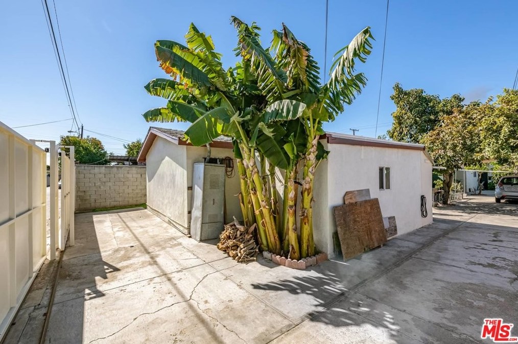 8818 Bandera St, Los Angeles CA  90002-1416 exterior