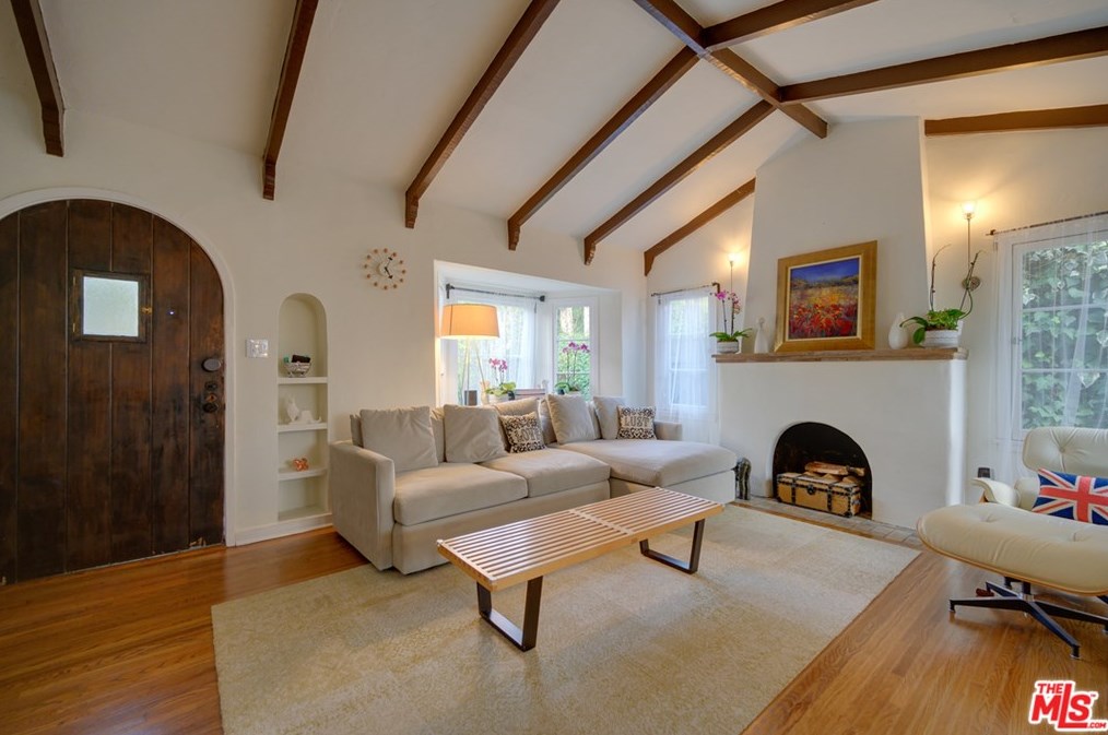 8260 Oakwood Ave, Los Angeles CA  90004-3106 exterior
