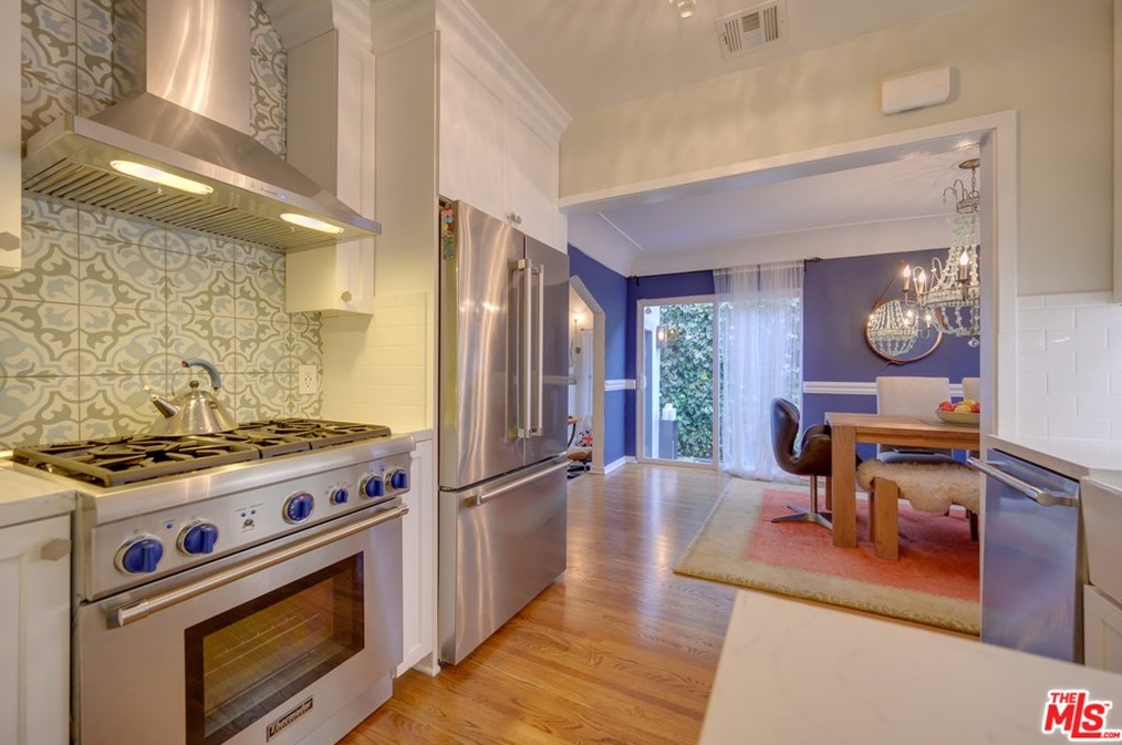 8260 Oakwood Ave, Los Angeles CA  90004-3106 exterior