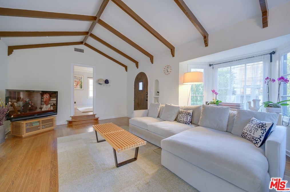 8260 Oakwood Ave, Los Angeles CA  90004-3106 exterior