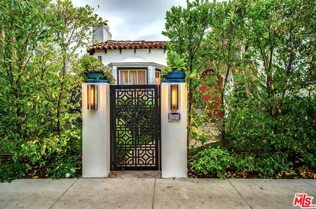 8260 Oakwood Ave, Los Angeles CA  90004-3106 exterior