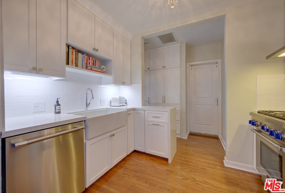 8260 Oakwood Ave, Los Angeles CA  90004-3106 exterior