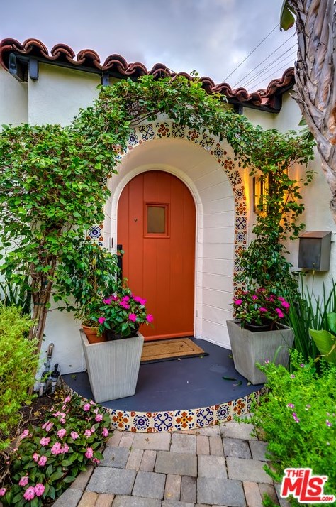 8260 Oakwood Ave, Los Angeles CA  90048-2244 exterior