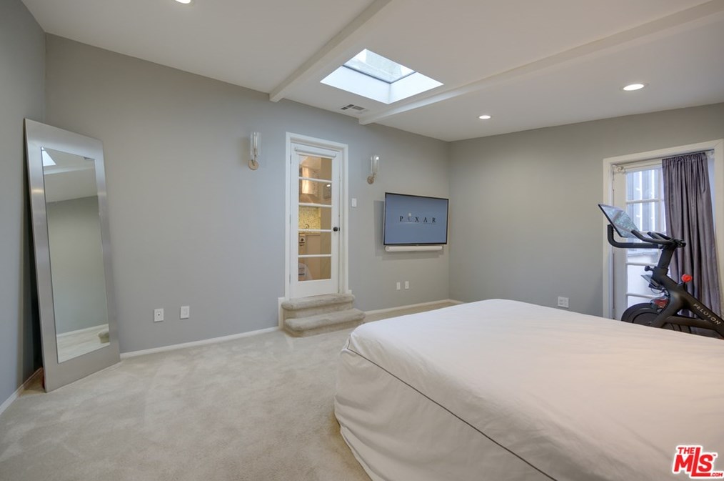 8260 Oakwood Ave, Los Angeles CA  90004-3106 exterior