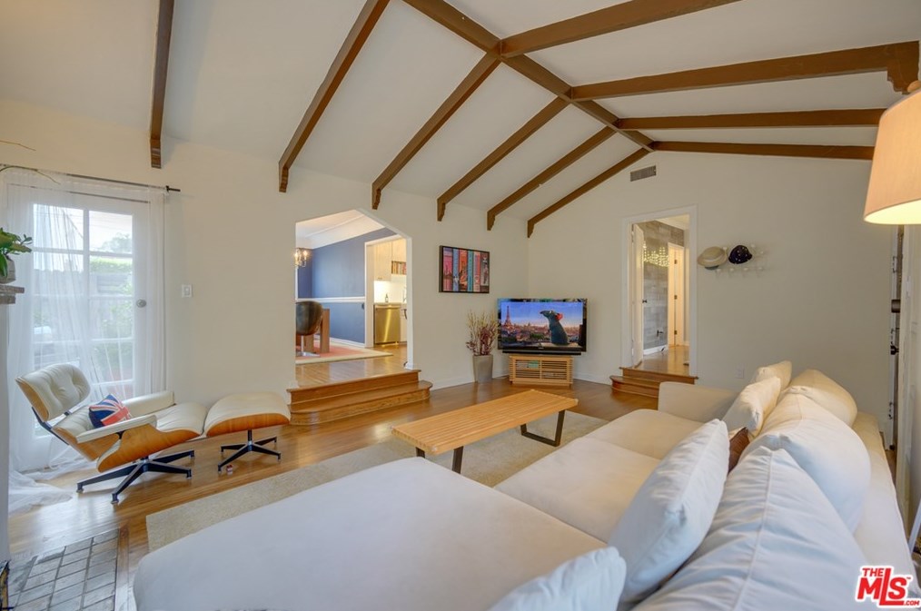 8260 Oakwood Ave, Los Angeles CA  90004-3106 exterior