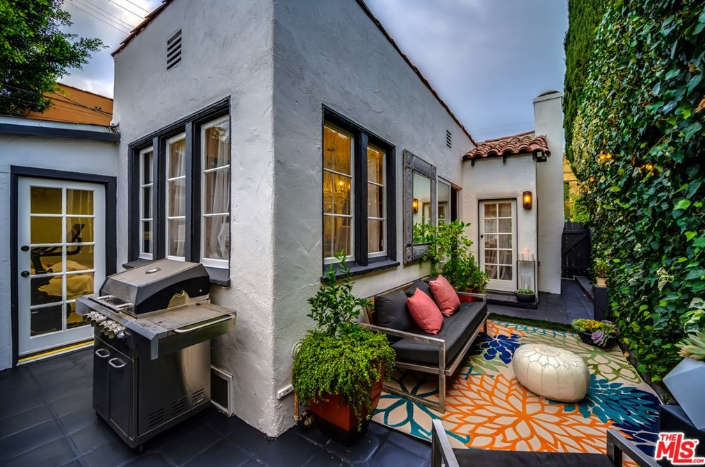 8260 Oakwood Ave, Los Angeles CA  90004-3106 exterior
