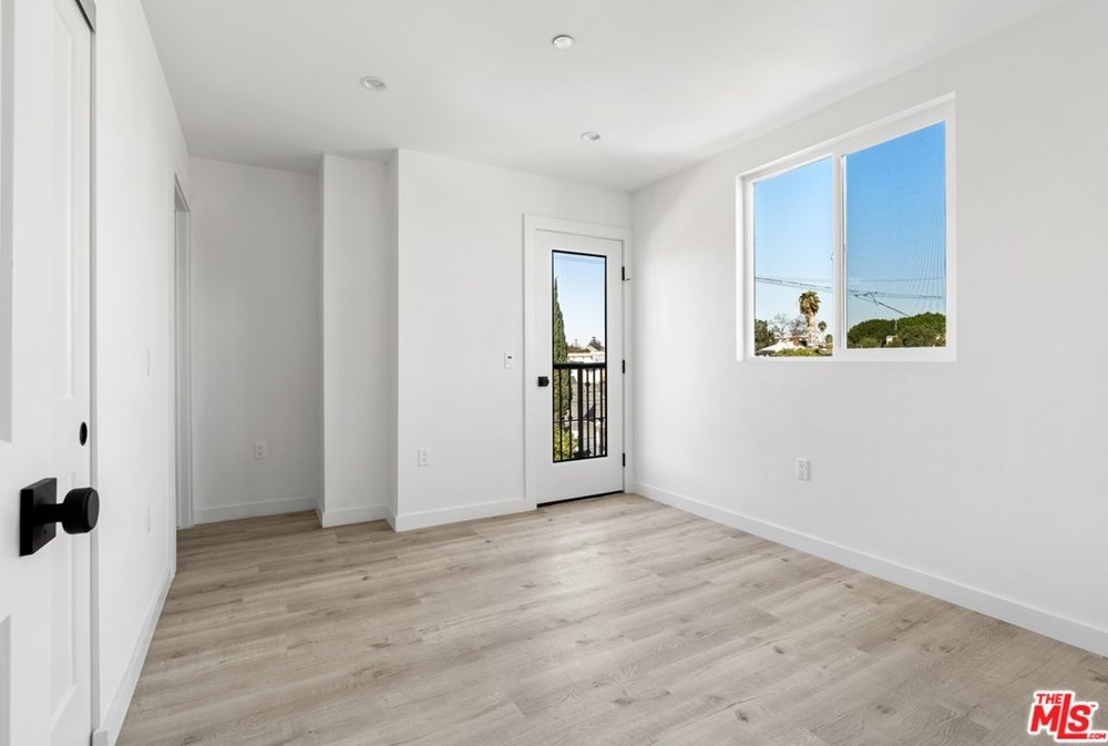 1740 New England St, Los Angeles CA  90006-5312 exterior