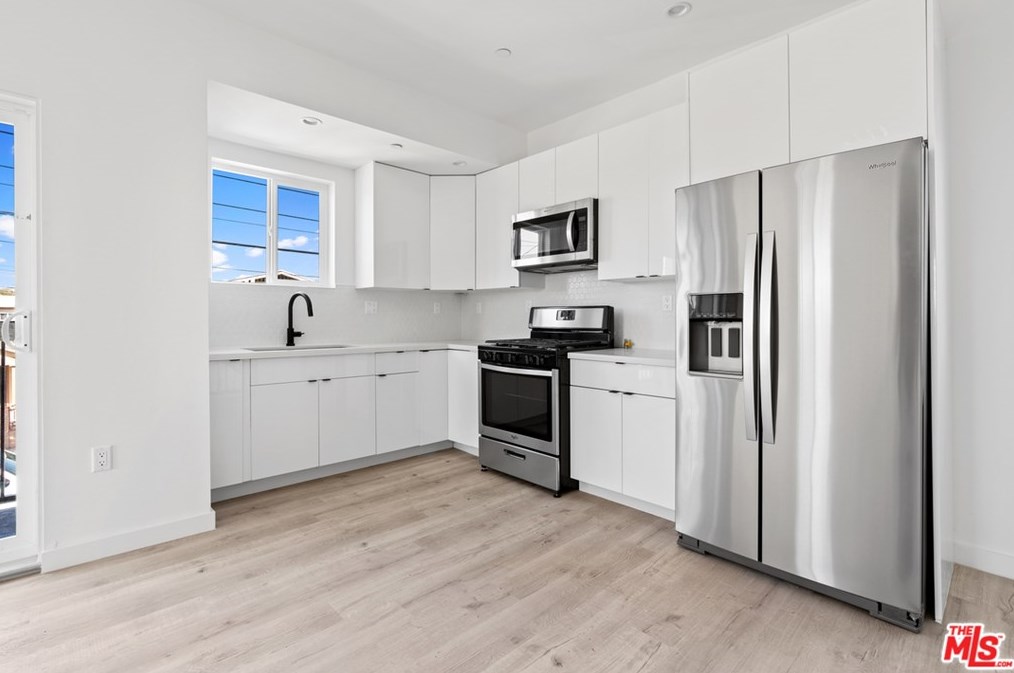 1740 New England St, Los Angeles CA  90006-5312 exterior