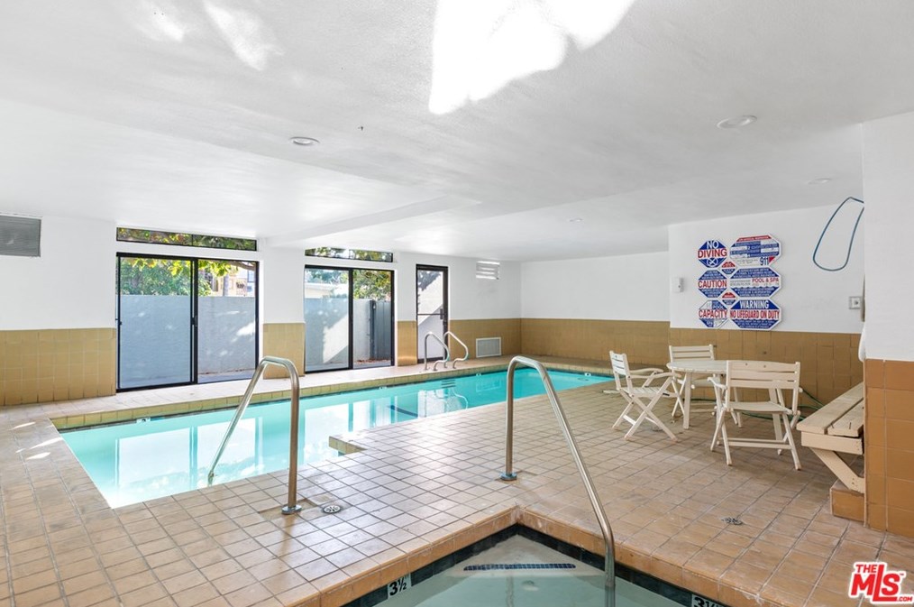 1120 Granville Ave, Los Angeles CA  90049-6037 exterior