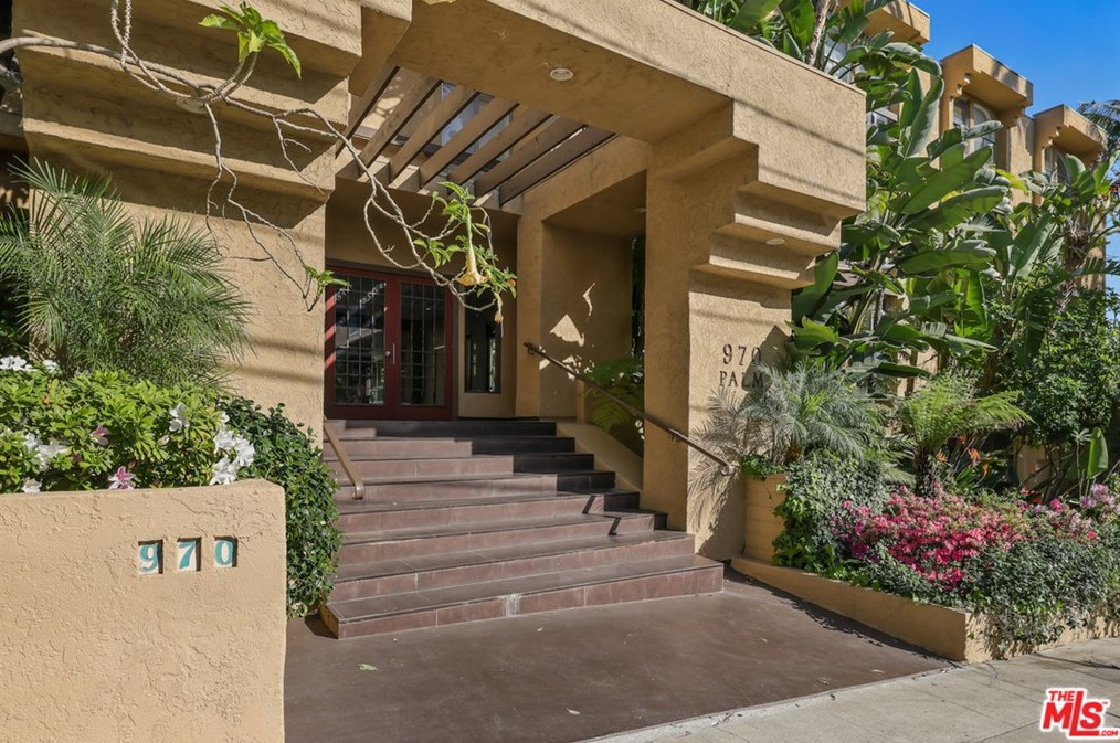 970 Palm Ave, Los Angeles CA  90069-4072 exterior