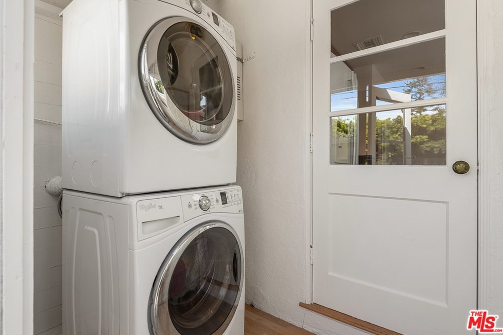 8101 Handley Ave, Los Angeles CA 90045-3323 exterior