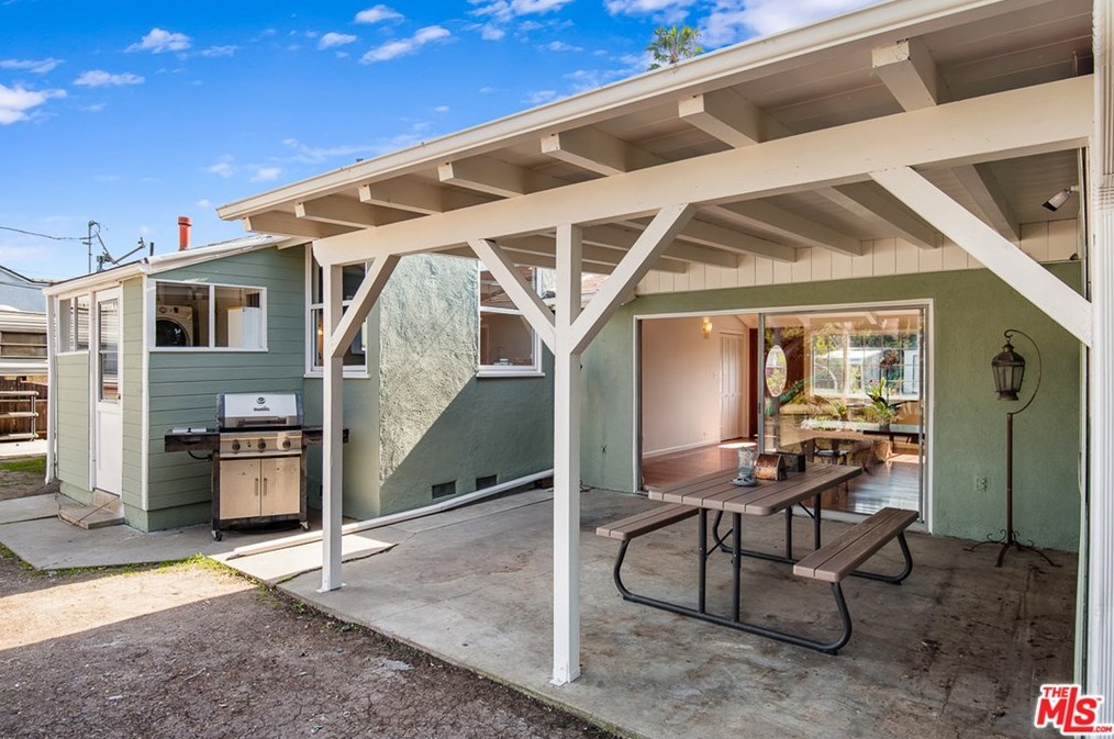 8101 Handley Ave, Los Angeles CA 90045-3323 exterior