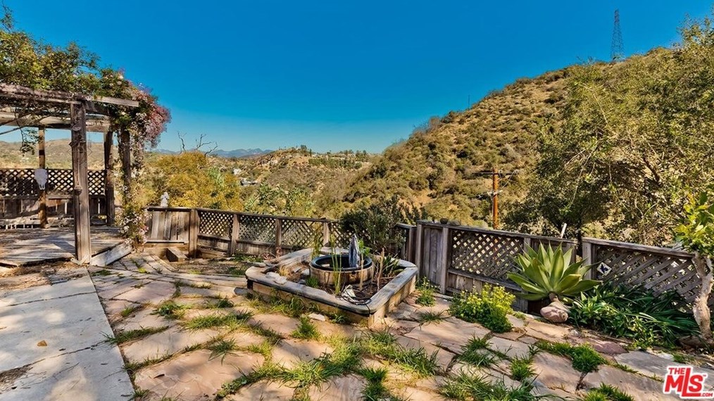 8515 Cres Dr, Los Angeles CA  90046-1807 exterior