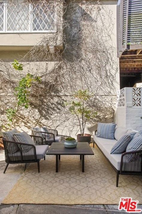 2322 Canyon Dr, Los Angeles CA  90068-2412 exterior