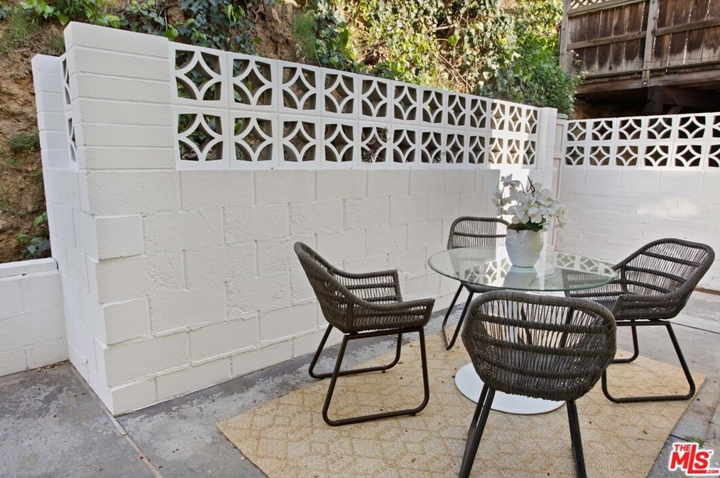 2322 Canyon Dr, Los Angeles CA  90068-2412 exterior