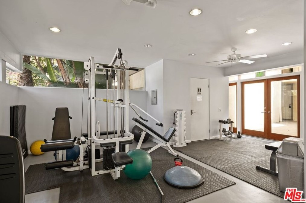 330 Barrington Ave, Los Angeles CA  90049-6427 exterior