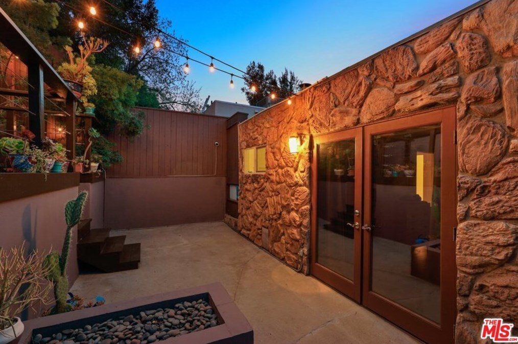 8806 Wonderland Ave, Los Angeles CA  90046-1852 exterior