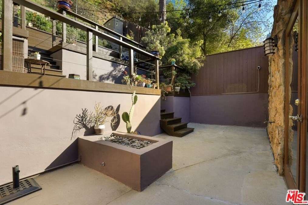 8806 Wonderland Ave, Los Angeles CA  90046-1852 exterior