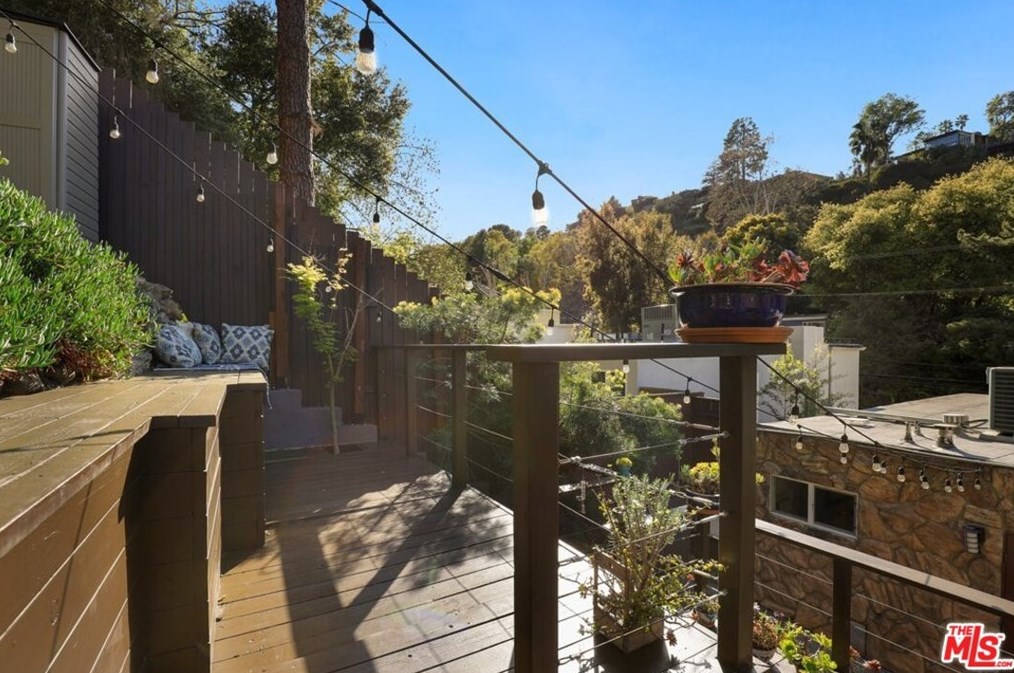 8806 Wonderland Ave, Los Angeles CA  90046-1852 exterior