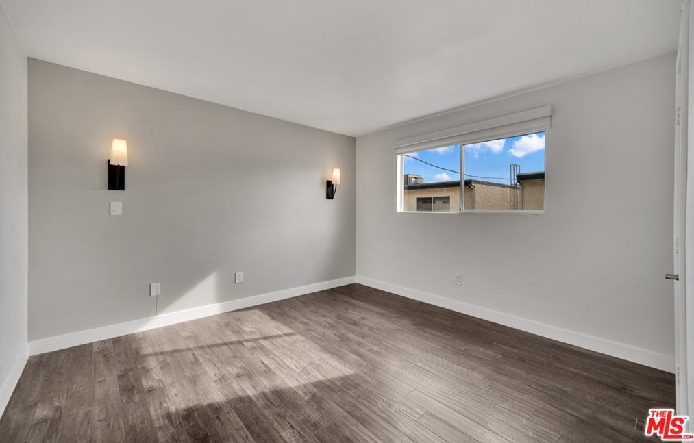 18550 Hatteras St, Los Angeles CA  91356-1959 exterior