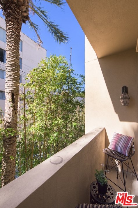 411 Oakhurst Dr, Beverly Hills CA  90210-4037 exterior