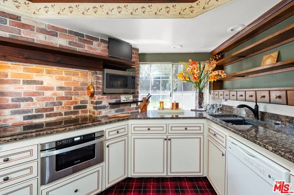 318 Thurston Ave, Los Angeles CA  90049-3126 exterior