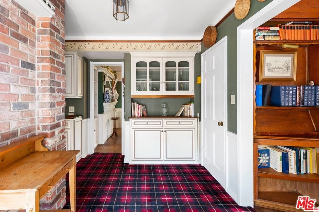 318 Thurston Ave, Los Angeles CA  90049-3126 exterior