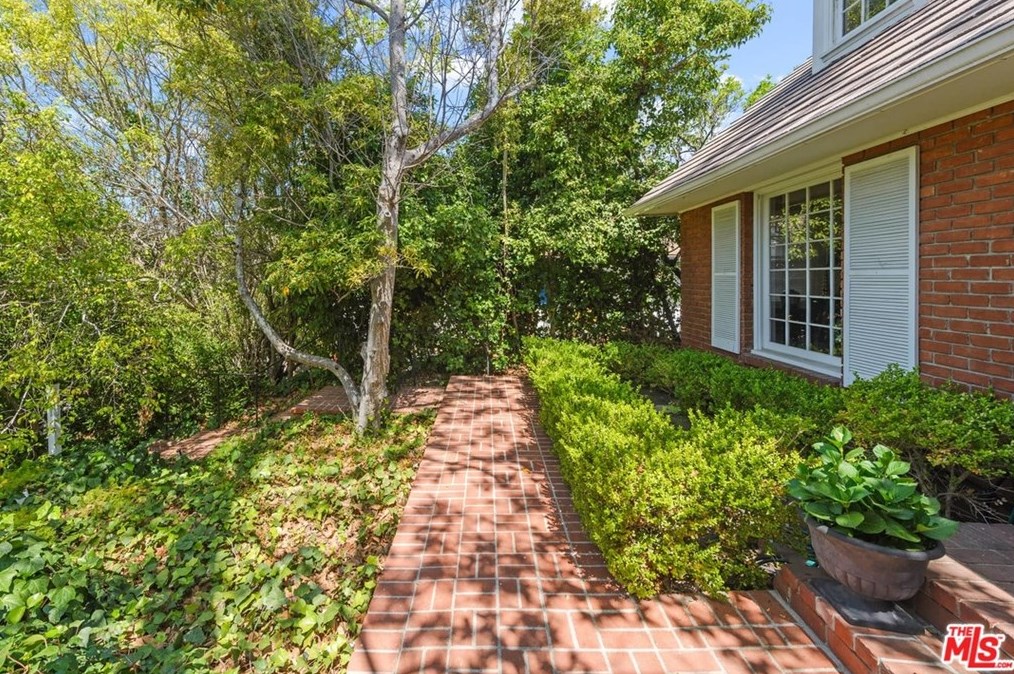 318 Thurston Ave, Los Angeles CA  90049-3126 exterior