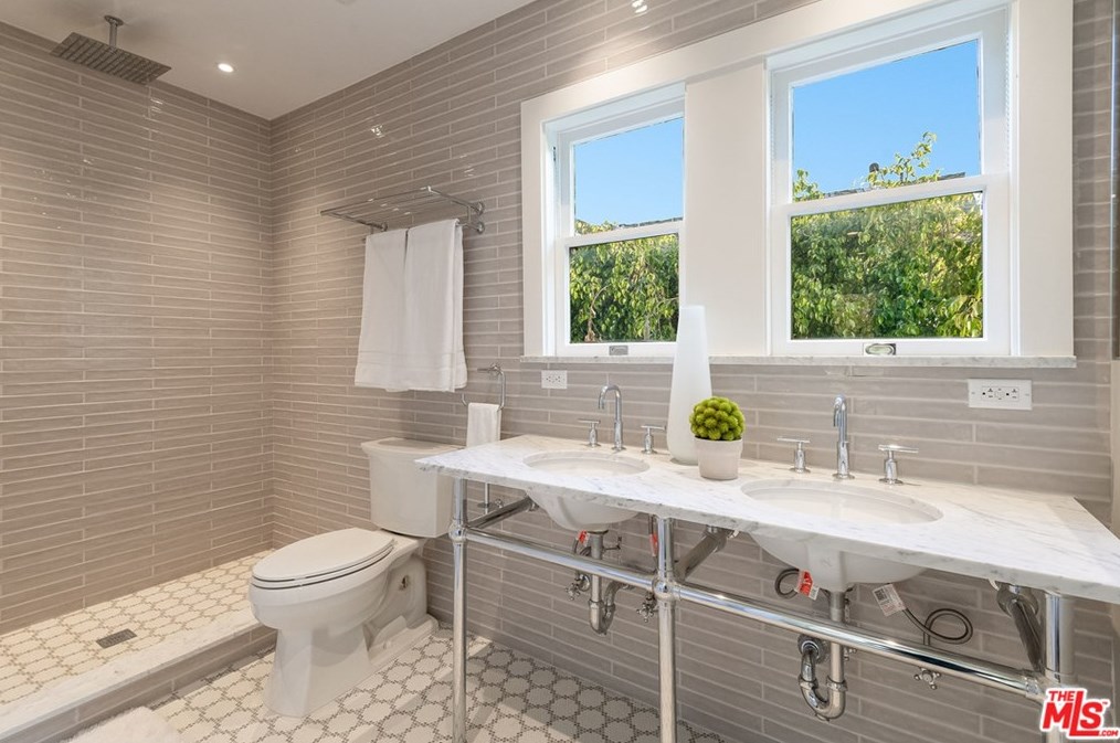 101 Ridgewood Pl, Los Angeles CA  90004-4002 exterior