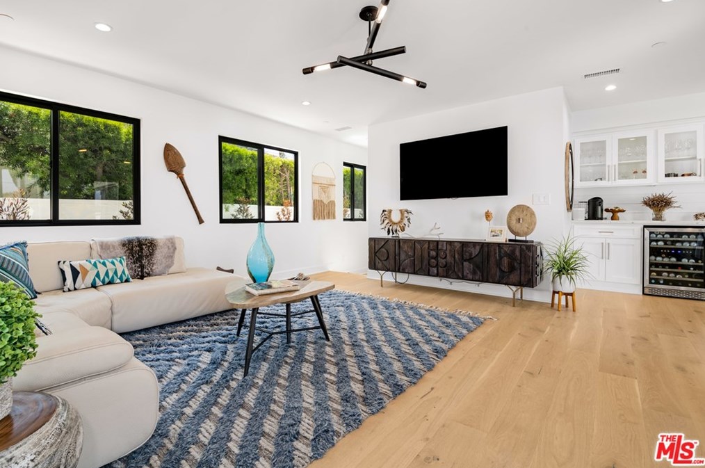 7886 Truxton Ave, Los Angeles CA  90045-2919 exterior