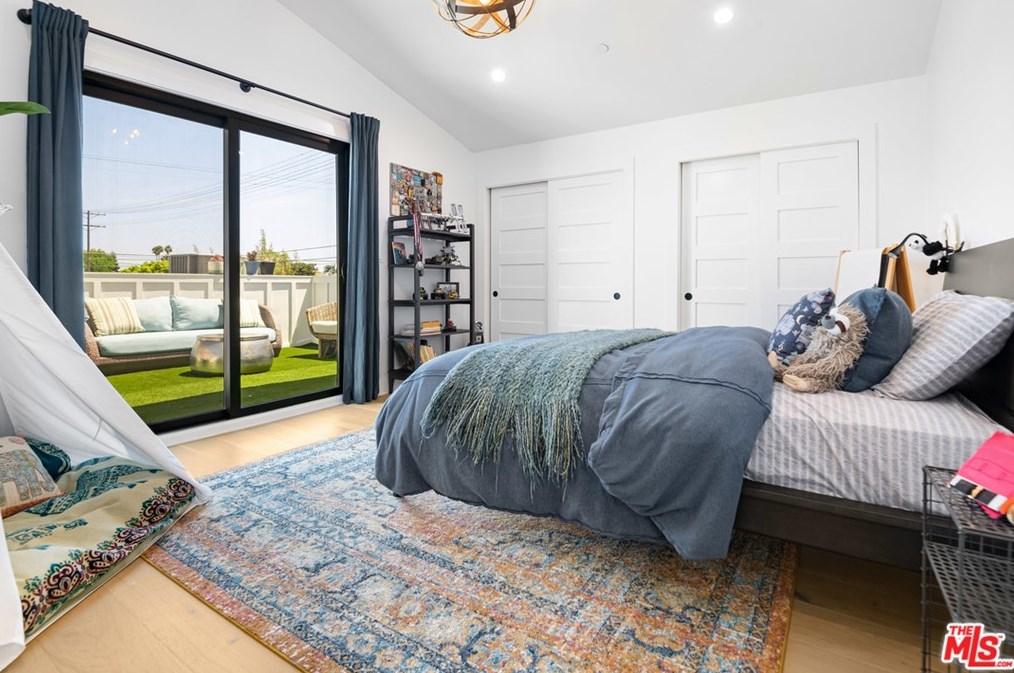 7886 Truxton Ave, Los Angeles CA  90045-2919 exterior