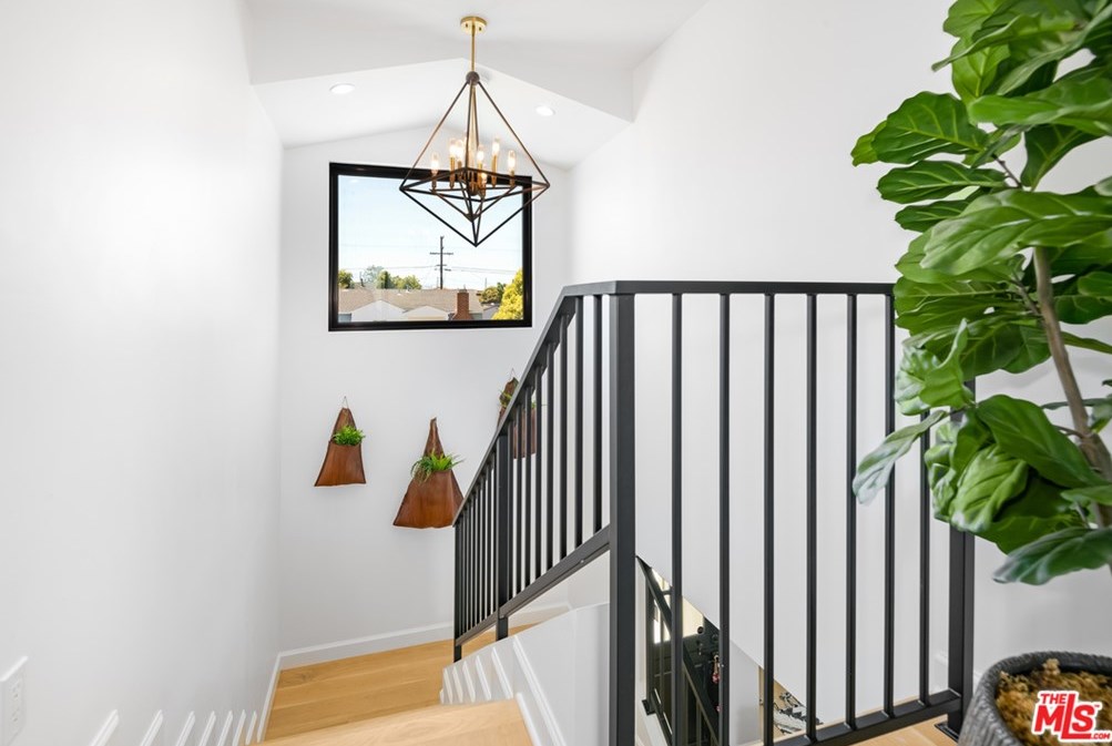 7886 Truxton Ave, Los Angeles CA  90045-2919 exterior