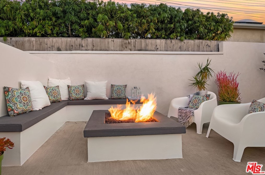 7886 Truxton Ave, Los Angeles CA  90045-2919 exterior