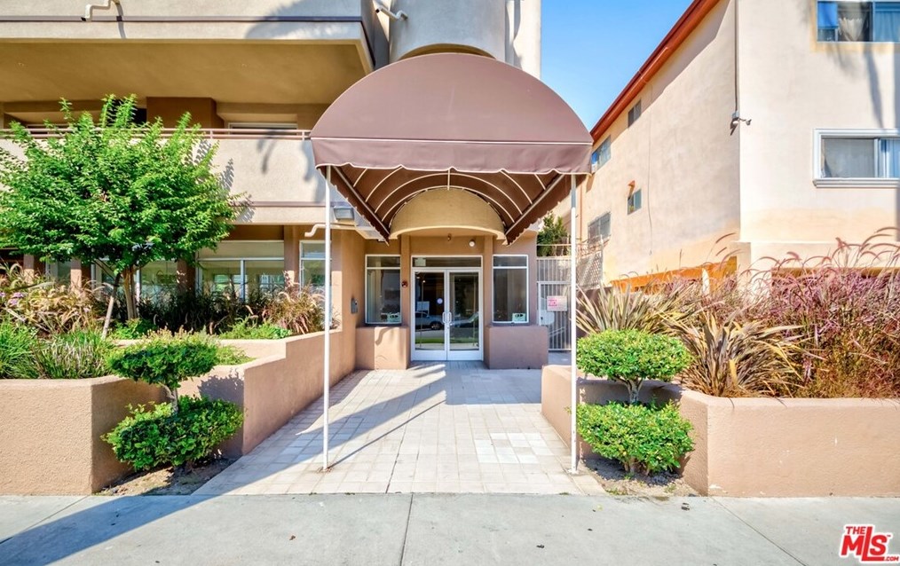 4943 Rosewood Ave, Los Angeles CA  90004-2197 exterior