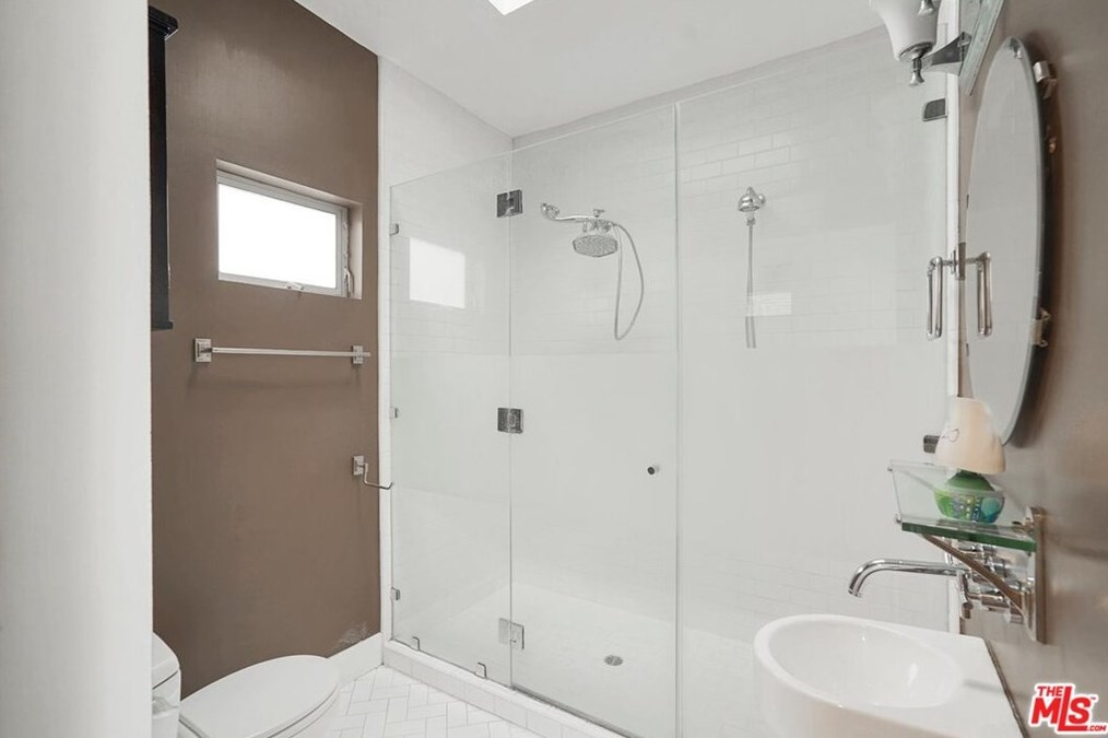 13257 Venice Blvd, Los Angeles CA  90066-3538 exterior