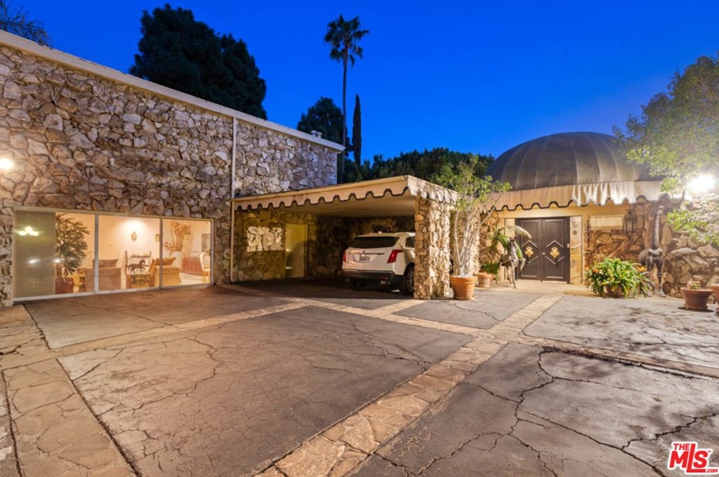 1111 Shadow Hl Way, Beverly Hills CA  90210-2234 exterior