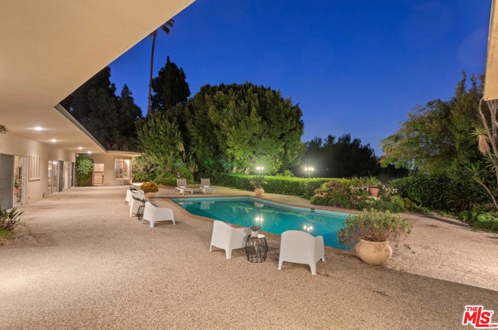 1111 Shadow Hl Way, Beverly Hills CA  90210-2234 exterior