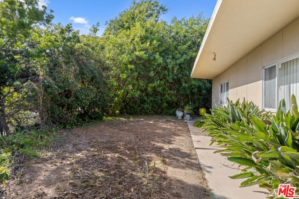 1111 Shadow Hl Way, Beverly Hills CA  90210-2234 exterior