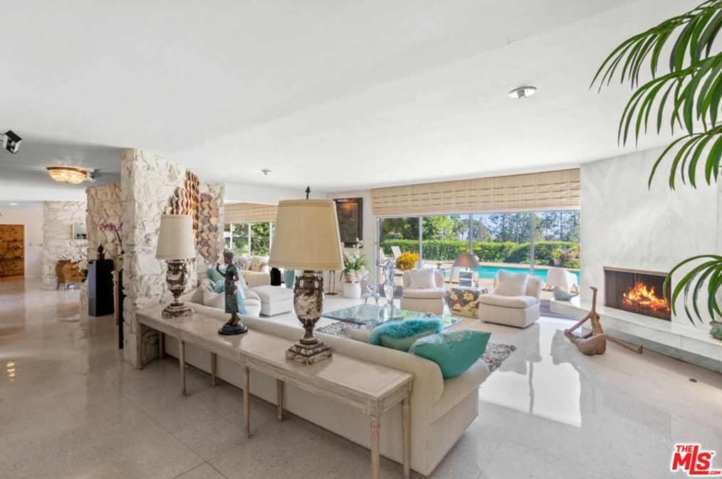 1111 Shadow Hl Way, Beverly Hills CA  90210-2234 exterior