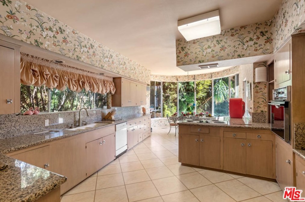 1111 Shadow Hl Way, Beverly Hills CA  90210-2234 exterior