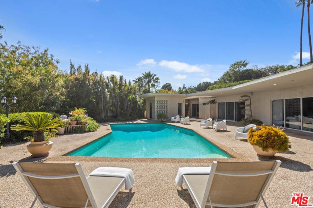 1111 Shadow Hl Way, Beverly Hills CA  90210-2234 exterior
