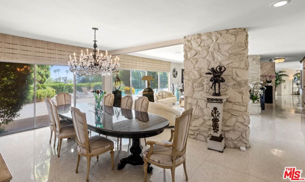 1111 Shadow Hl Way, Beverly Hills CA  90210-2234 exterior