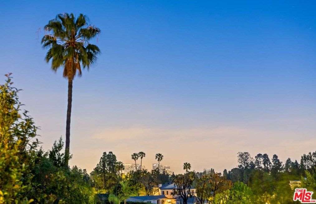 1111 Shadow Hl Way, Beverly Hills CA  90210-2234 exterior