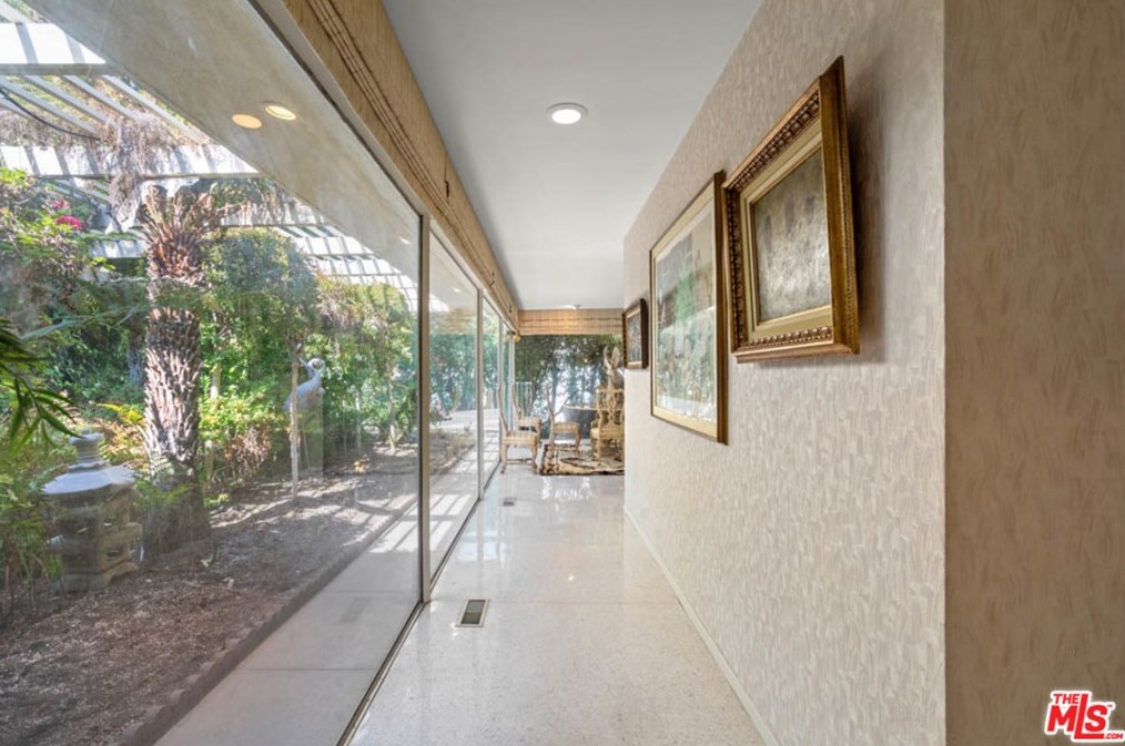 1111 Shadow Hl Way, Beverly Hills CA  90210-2234 exterior