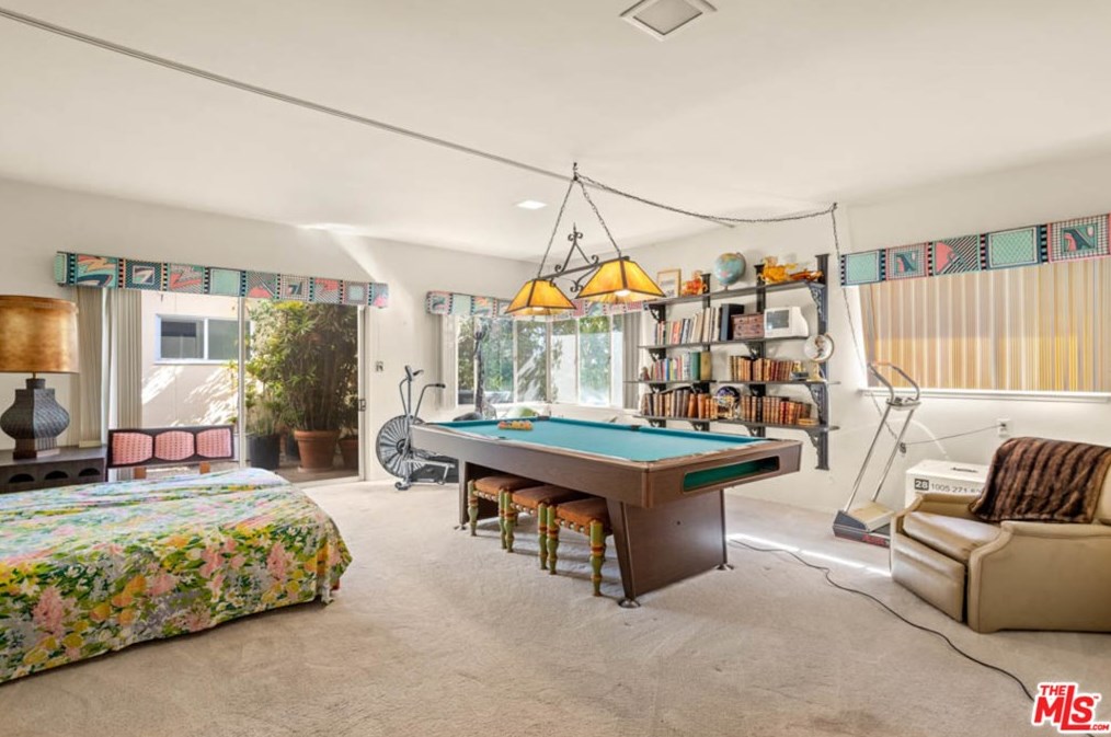 1111 Shadow Hl Way, Beverly Hills CA  90210-2234 exterior